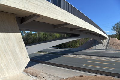 Bild einer Brücke über eine Autobahn